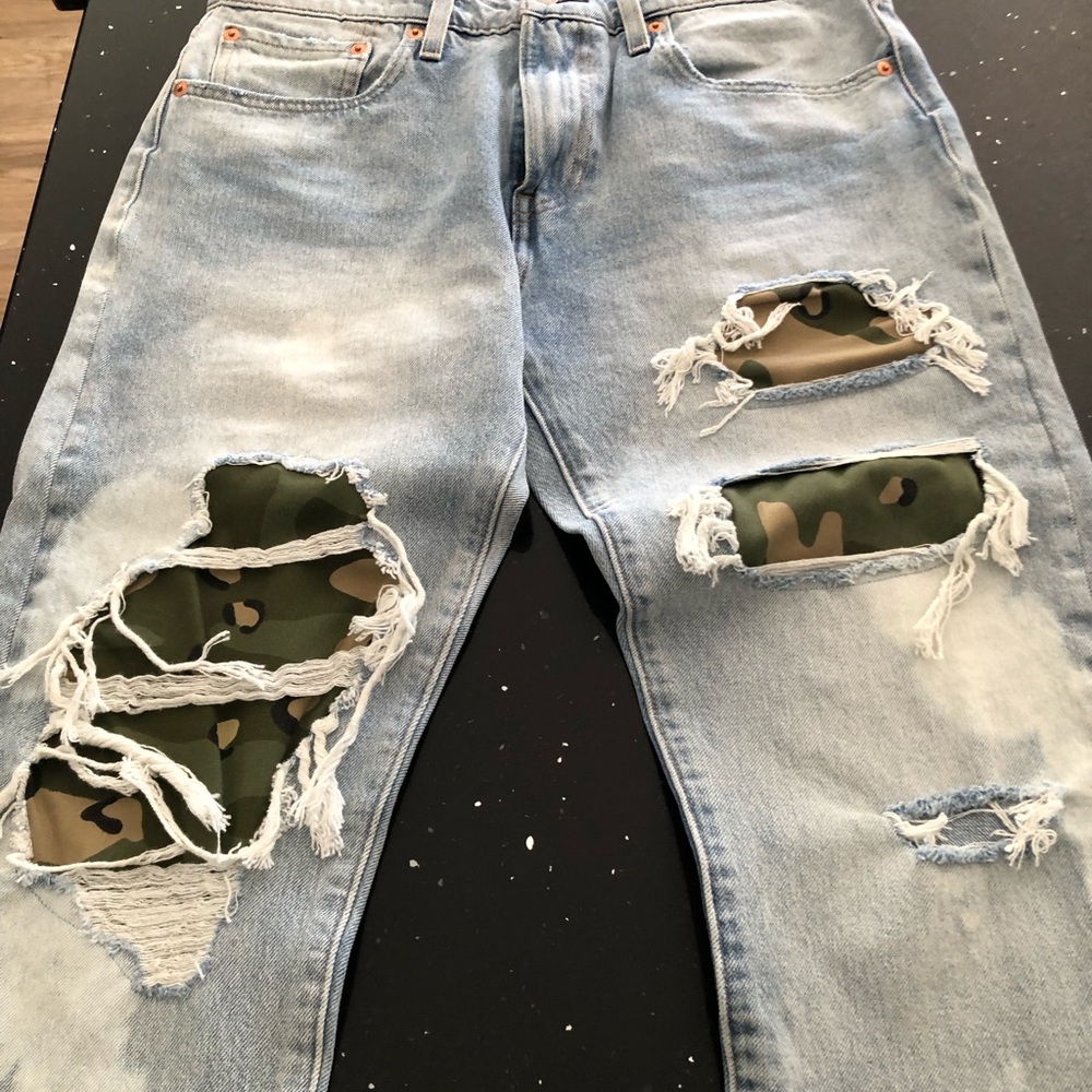 LEVIS Premium Hi Ball Roll Camo Distressed Reg. Tapered Leg (actual 32x29 - Picture 2 of 6